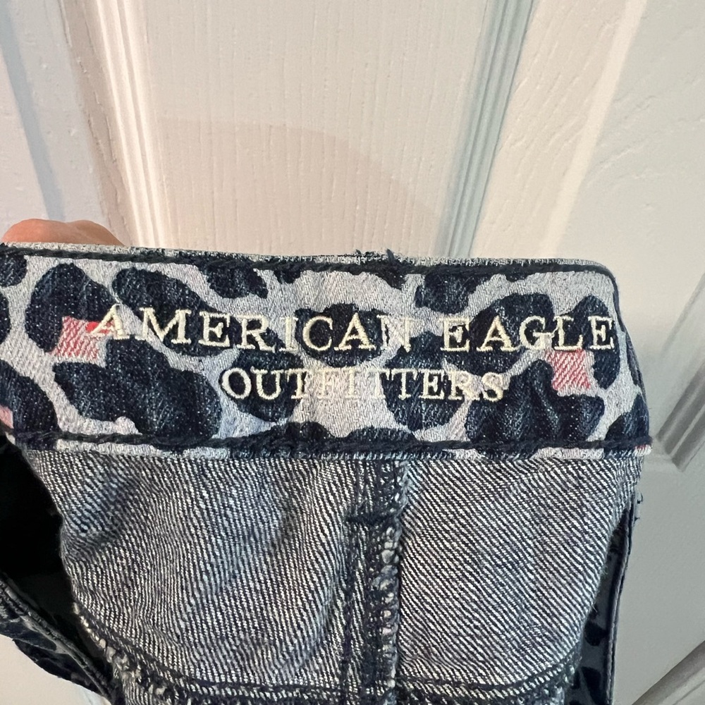 American Eagle Stylish Leopard Print Denim Shorts - Picture 4 of 4